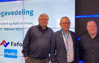 Bildet viser seniorforsker Leif Moland (t.v.) , Delta-leder Trond Ellefsen og forsker Ketil Bråthen i Deltas TV-studio i forbindelse med presentasjonen av Fafo-rapporten om oppgavedeling.