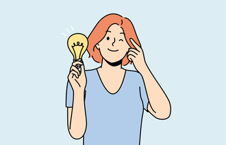 Illustrasjonen viser en kvinne som holder en lyspære.