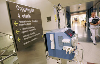 Bildet viser en sykepleier og utstyr ved Thoraxkirurgisk avdeling ved Oslo universitetssykehus.
