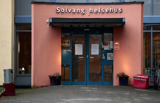 Bildet viser inngangspartiet ved Solvang helsehus