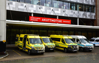 Bildet viser ambulanser utenfor St. Olavs Hospital i Trondheim
