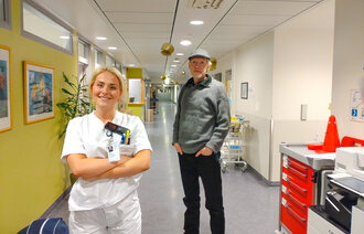 Bildet viser en sykepleier og en pasient på sykehus