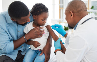 Et barn blir vaksinert