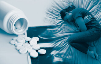 Fotomontasjen viser et glass med piller og en kvinne som ligger i fosterstilling i senga