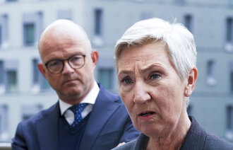 Bildet viser NHO-direktør Ole Erik Almlid og LO-leder Peggy Hessen Følsvik