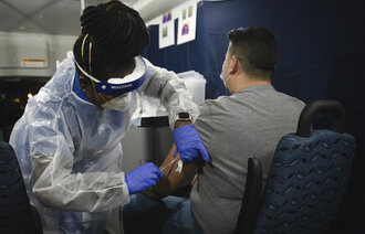 Bildet viser en mann som får vaksine mot mpox, tidligere omtalt som apekopper