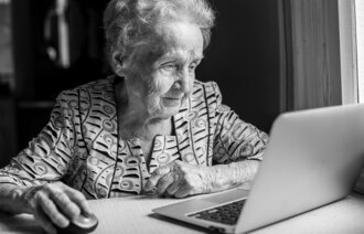 bildet viser eldre dame på nettet