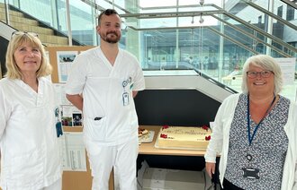 Bildet viser Klinikkleder Rita Jørgensen, Jonas Melby og Kristina "Kicki" Eriksson Nytun som spiser kake for å feire