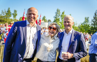 Bildet viser finansminister Trygve Slagsvold Vedum, helse- og omsorgsminister Ingvild Kjerkol og statsminister Jonas Gahr Støre