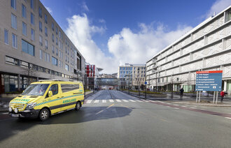 Bildet viser en ambulanse som står parkert ved St. Olavs hospital i Trondheim