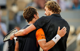Bildet viser tennisspillerne Casper Ruud og Alexander Zverev. Zverev holder armen vennskapelig rundt Ruud etter French Open.