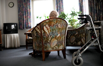Eldre kvinne i stol