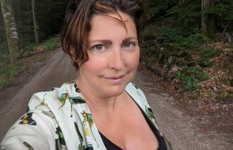 Bildet viser innleggsforfatteren, Maria Vik, som tar en selfie av seg selv i naturen.