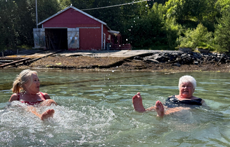 Bildet viser Esther Berge og Birgit Gulbrandsen på svømmetur