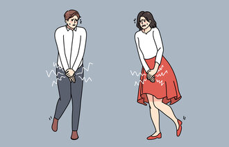 Illustrasjonen viser en mann og en kvinne som må tisse.