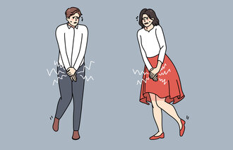 Illustrasjonen viser en mann og en kvinne som må tisse.