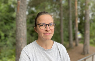Bildet viser Karine Svelle Mellqvist omgitt av skog