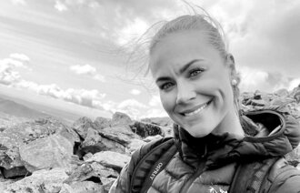 Bildet viser en selfie tatt av Kristin Sæbøe. Sæbøe er på en fjelltur og iført sportsklær