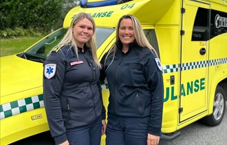 sykepleiere foran ambulanse