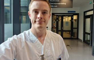 Bildet viser en selfie av Vidar Pedersen på jobb ved akuttmottaket og felles intensiv ved Nordlandssykehuset Vesterålen