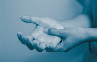 Bildet viser to hender, der den ene holder i den andre for å signalisere smerte
