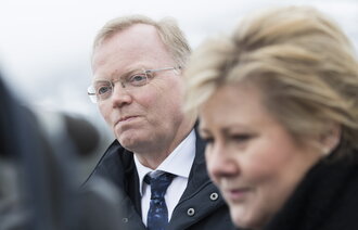 Bildet viser Sindre Finnes og statsminister Erna Solberg