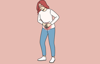 Illustrasjonen viser en kvinne med vondt i magen.