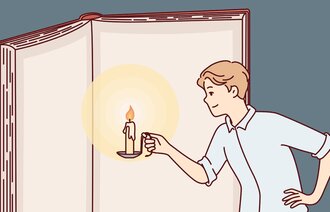 Illustrasjonen viser en mann med en lysestake og en stor bok.