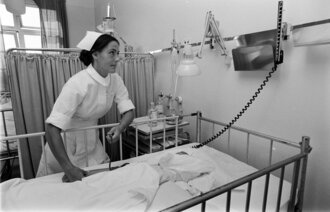 Bildet viser Ellen Sund som observerer en pasient.