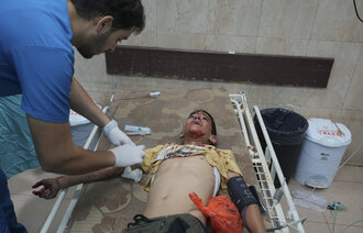 skadet palestiner får hjelp på sykehus
