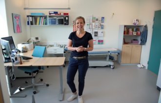 Bildet viser helsesykepleier Ingrid Sønnei Bjønnes på jobb