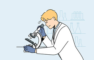 Illustrasjonen viser en mann i hvit frakk som ser i mikroskop.