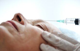 Bildet viser en dame som får Botox injeksjon