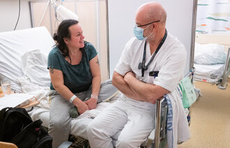 bildet viser pasient som får legevisitt
