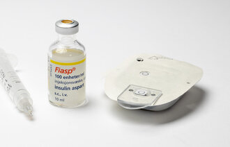 Bilde viser en flaske med insulin og diabetes utstyr.
