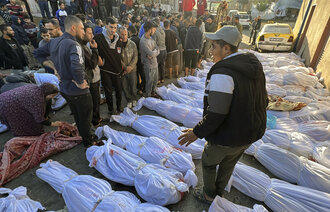 Bildet viser palistinske omkomne etter angrep på Jabaliya flyktningeleir lørdag 18. november ved det indonesiske sykehuset nord på Gazastripen 