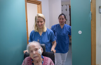 Bildet viser helsearbeidere på Skjervøy sykehjem