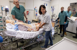 Bildet viser sykepleier og lege som er med på simulering.