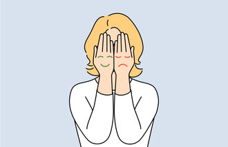 Illustrasjonen viser en kvinne med hendene for ansiktet.