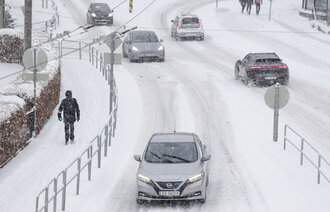 Bildet viser snødekte veier og biler i Bergen