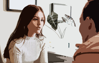 Bildet viser en helsesykepleier som snakker med en jente på kontoret sitt.