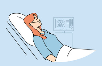 Illustrasjonen viser en kvinne i sykehusseng som får oksygen.