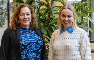 Bildet viser Seniorrådgiver i forskningsadministrasjonen Trine Powell og prorektor for forskning Gunhild Odden skal lede prosjektet.
