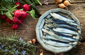 Bilde viser sardiner, og forskjellige grønnsaker