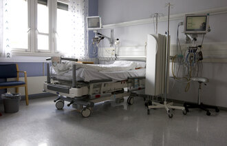 Bildet viser en sykeseng på et pasientrom på St. Olavs hospital i Trondheim