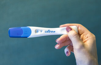 Bildet viser en graviditetstest som er positiv.