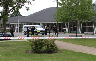 Bildet viser politi ved Psykiatrisk Center Glostrup i Brøndby etter knivangrepet 21. juli 2023