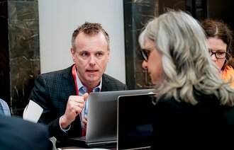 Bildet viser Espen Gade Rolland som diskuterer i et møte