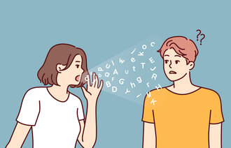 Illustrasjonen viser en kvinne med bokstaver ut av munnen og en mann med spørsmålstegn.
