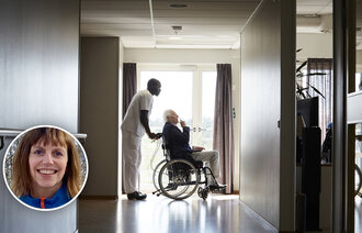 Bildet viser en sykepleier som triller en eldre mann i rullestol